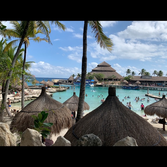 Check out my closet. - Picture 4 of 8